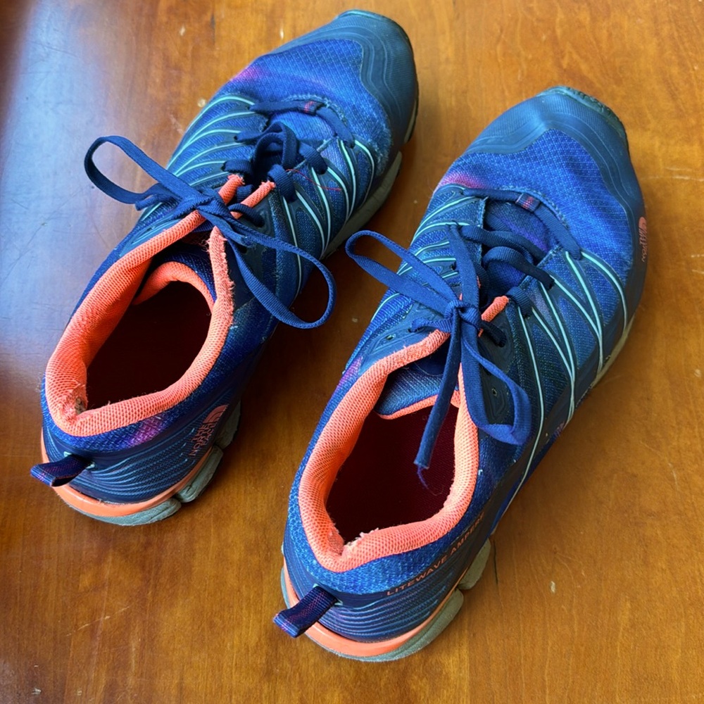 NorthFace women’s sneaker size 9 (40), super comfortable and a lot of wear left.
